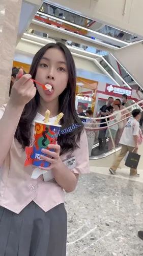【永久专享】【KFC】制服JK大眼萝莉独自逛街买雪糕·无痕内内怼着拍前后CD【1V】【787M】 预览图 1