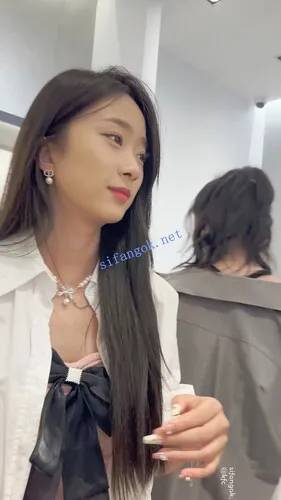 【永久专享】⭐足控最爱·两个极品学生妹试鞋·肉丝和裸足·打底裤尿黄了 【1V】【2.44G】 预览图 12