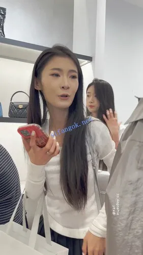 【永久专享】⭐足控最爱·两个极品学生妹试鞋·肉丝和裸足·打底裤尿黄了 【1V】【2.44G】 预览图 6