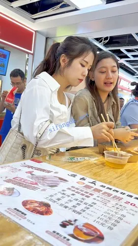 【永久专享】【KFC】身材不错的少妇专注吃小吃·大长腿包臀裙白色骚窄内【1V】【1.18G】 预览图 6