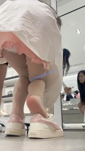 【永久专享】⭐足控最爱·两个极品学生妹试鞋·肉丝和裸足·打底裤尿黄了 【1V】【2.44G】 预览图 19