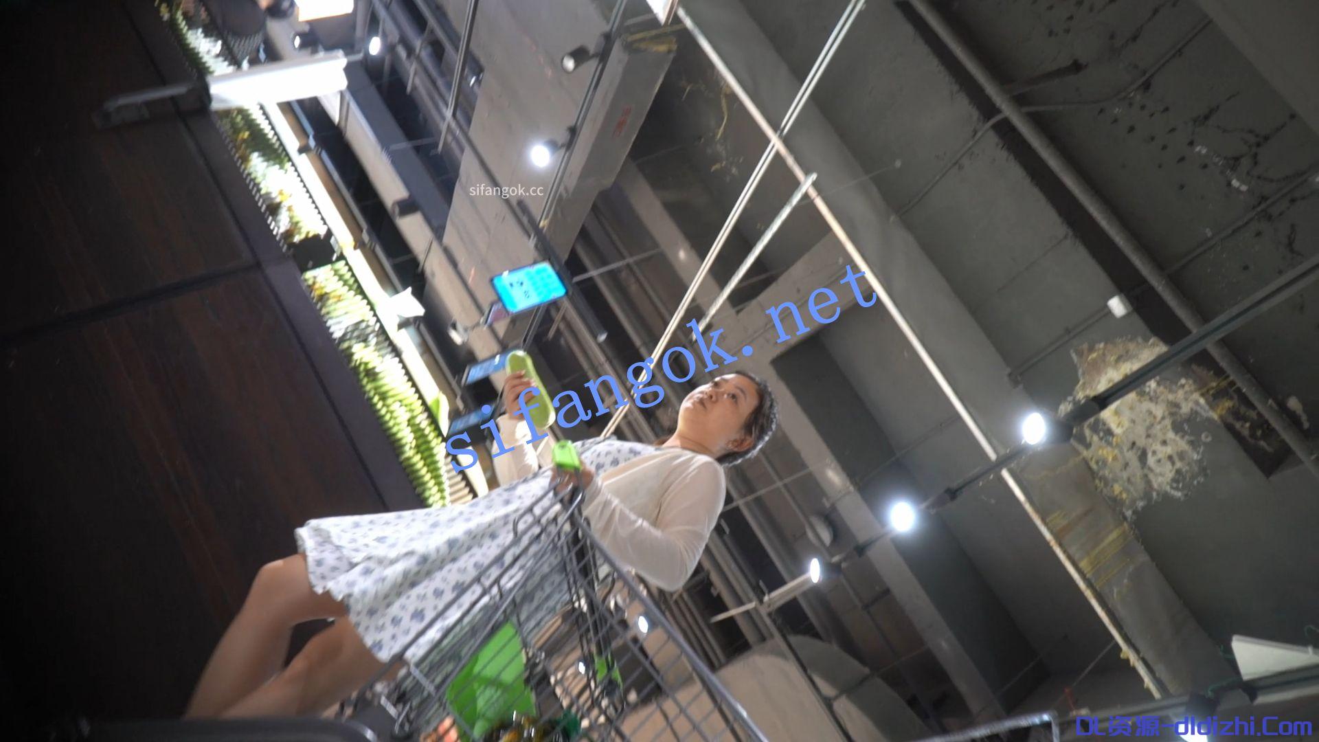 （空城原創）連衣裙微胖少婦逛超市，黑窄N緊裹肥臀 333.9MB 预览图 1