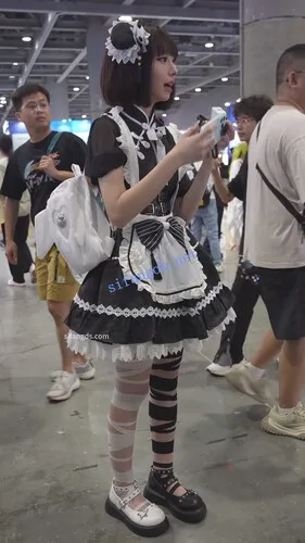 【永久专享】【xxn-330】女仆小姐姐黑白丝过膝袜..粉内弯腰CD勒出13缝【1V】【427M】 预览图 2