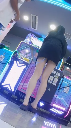 【永久专享】『D·D』-221-黑包臀裙，精神小妹，激动玩游戏，白内【1V】【1.24G】 预览图 3