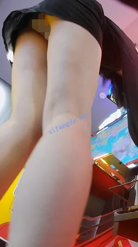 【永久专享】『D·D』-221-黑包臀裙，精神小妹，激动玩游戏，白内【1V】【1.24G】 预览图 11