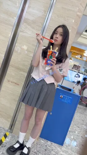 【永久专享】【KFC】制服JK大眼萝莉独自逛街买雪糕·无痕内内怼着拍前后CD【1V】【787M】 预览图 3