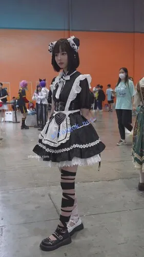 【永久专享】【xxn-330】女仆小姐姐黑白丝过膝袜..粉内弯腰CD勒出13缝【1V】【427M】 预览图 4