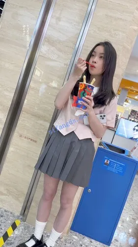 【永久专享】【KFC】制服JK大眼萝莉独自逛街买雪糕·无痕内内怼着拍前后CD【1V】【787M】 预览图 2