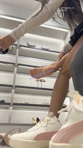 【永久专享】⭐足控最爱·两个极品学生妹试鞋·肉丝和裸足·打底裤尿黄了 【1V】【2.44G】 预览图 4