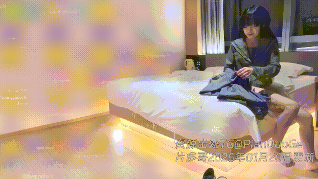 專操學生嫩妹達人『胖爺的奇妙之旅』千元門檻，1月20日新作，新女主，開檔灰絲嫩妹被大胃袋沖擊 1.65GB 预览图 1