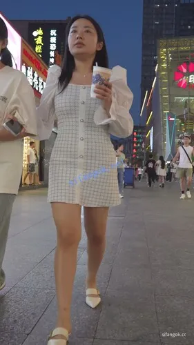 【永久专享】(BC-AA-638)包臀裙少妇逛街..屁股开裆透明情趣内弯腰露黑森林【1V】【523M】 预览图 4