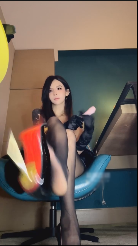 玩物直播亚兮s-251124 模拟足交手套足【1V】【374MB百度云】 预览图 2