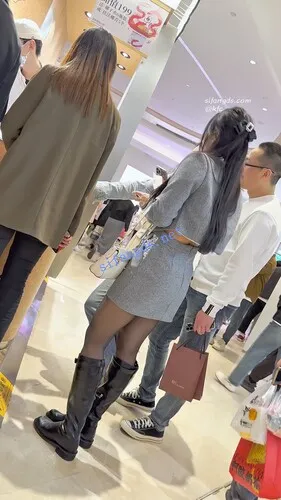 【永久专享】【KFC】骚货靓女和大叔逛街·开档黑丝袜短裙骚窄内前后CD【1V】【1.5G】 预览图 14