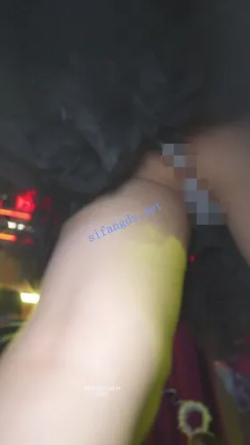 【永久专享】(BC-AA-592)蕾丝裙女巫小姐姐拍照..全程开灯CD窄内勒出13痕迹【1V】【346M】 预览图 3