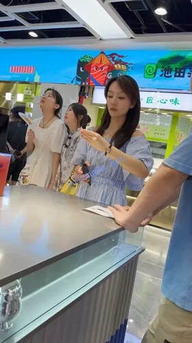 【永久专享】【KFC】长裙少妇和老公逛街买奶茶·白色碎花内内前后CD【1V】【430M】 预览图 9