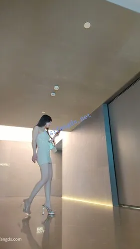 【永久专享】付模版【CSCD】黄色包臀美女出来逛街，粉色蕾丝边内内【1V】【927M】 预览图 6