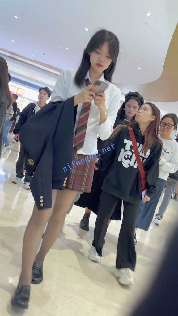 【永久专享】【KFC】JK制服学生妹逛街专注玩手机·灰色丝袜白内前后CD【1V】【408M】 预览图 4