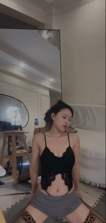 【快手福利】风骚御姐【蒋大爷重庆一支花】骚舞顶胯【10V】【1.13G】 预览图 15