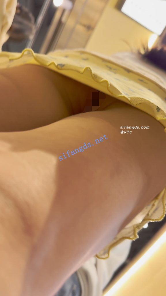 【永久专享】【KFC】学妹和同学逛街·别人学生装只有她穿了包臀裙骚窄内【1V】【318M】 预览图 8