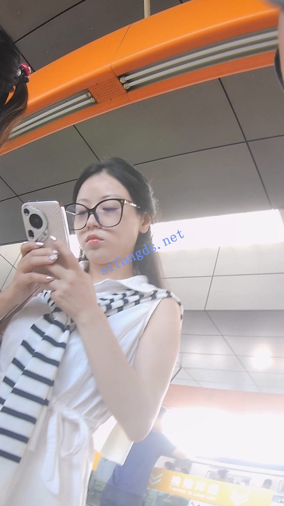 【永久专享】『D·D』-213-白衬衣连衣裙，眼镜女，岔开腿浅黄内【1V】【1.56G】 预览图 5