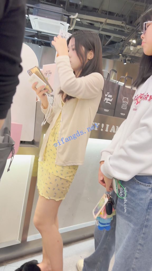 【永久专享】【KFC】学妹和同学逛街·别人学生装只有她穿了包臀裙骚窄内【1V】【318M】 预览图 3