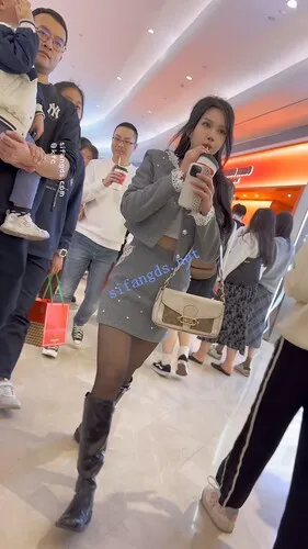 【永久专享】【KFC】骚货靓女和大叔逛街·开档黑丝袜短裙骚窄内前后CD【1V】【1.5G】 预览图 12