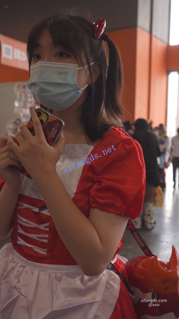 【永久专享】【xxn-327】黑丝女仆小姐姐..撅屁股被拍..内裤夹进屁股缝【1V】【535M】 预览图 5