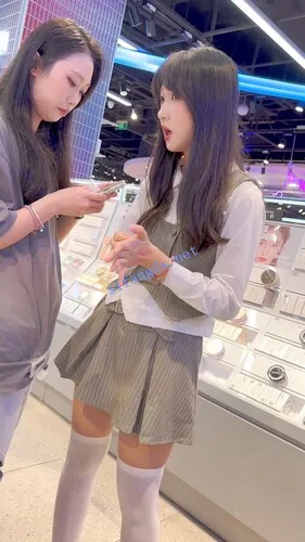 【永久专享】【KFC】过膝白色靓女和闺蜜逛街·内衬包不住短裙灰色窄内【1V】【619M】 预览图 2