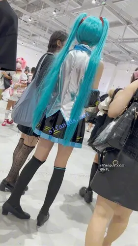 【永久专享】【KFC】大长腿COSER初音学生妹·短裙过膝袜绿色内内青春十足【1V】【751M】 预览图 8