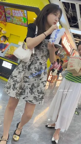 【永久专享】【KFC】长裙学生妹和舍友逛街·黑边白色内内低角度超清CD【1V】【478M】 预览图 1