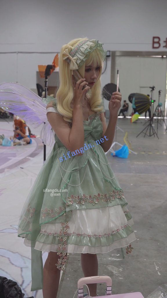 【永久专享】【xxn-326】双马尾蕾丝裙美女..穿裙撑无打底..浅黄内前后CD【1V】【604M】 预览图 6