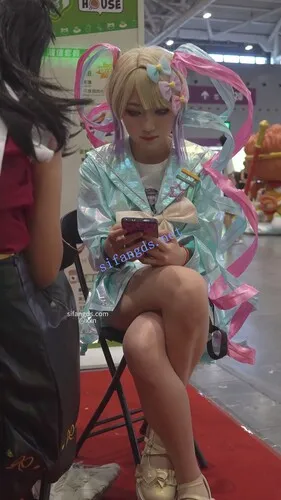 【永久专享】【xxn-332】百褶裙cos美女坐下走光..弯腰拍照小熊内裤贴镜头【1V】【709M】 预览图 4