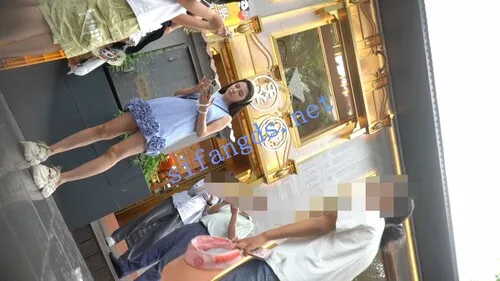 【永久专享】（空城原创）超短蛋糕裙小少妇逛街，性感黑N包裹肉臀【1V】【205M】 预览图 4