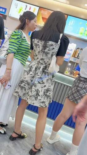 【永久专享】【KFC】长裙学生妹和舍友逛街·黑边白色内内低角度超清CD【1V】【478M】 预览图 5