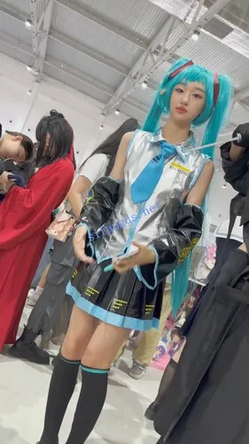 【永久专享】【KFC】大长腿COSER初音学生妹·短裙过膝袜绿色内内青春十足【1V】【751M】 预览图 13