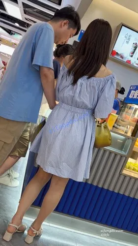 【永久专享】【KFC】长裙少妇和老公逛街买奶茶·白色碎花内内前后CD【1V】【430M】 预览图 7