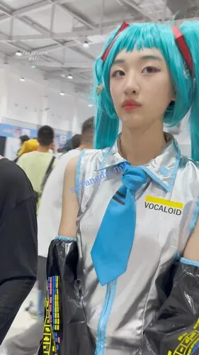 【永久专享】【KFC】大长腿COSER初音学生妹·短裙过膝袜绿色内内青春十足【1V】【751M】 预览图 2