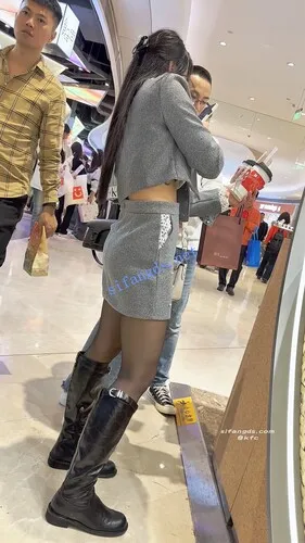 【永久专享】【KFC】骚货靓女和大叔逛街·开档黑丝袜短裙骚窄内前后CD【1V】【1.5G】 预览图 3