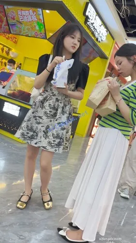 【永久专享】【KFC】长裙学生妹和舍友逛街·黑边白色内内低角度超清CD【1V】【478M】 预览图 12