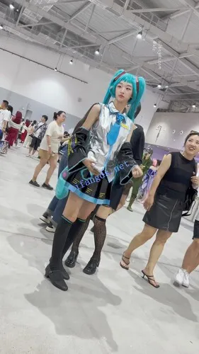 【永久专享】【KFC】大长腿COSER初音学生妹·短裙过膝袜绿色内内青春十足【1V】【751M】 预览图 14