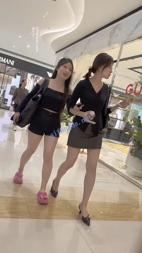 【永久专享】【KFC】极品骚货眼镜妹·高跟鞋不好好穿漏半个脚·黑色骚窄内【1V】【471M】 预览图 13