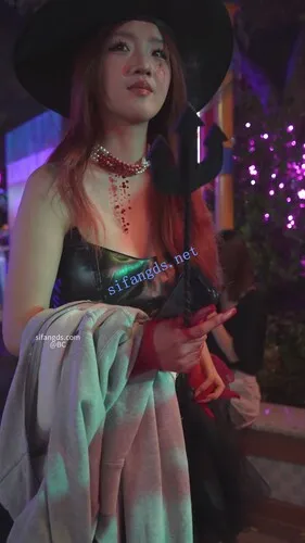 【永久专享】(BC-AA-592)蕾丝裙女巫小姐姐拍照..全程开灯CD窄内勒出13痕迹【1V】【346M】 预览图 4