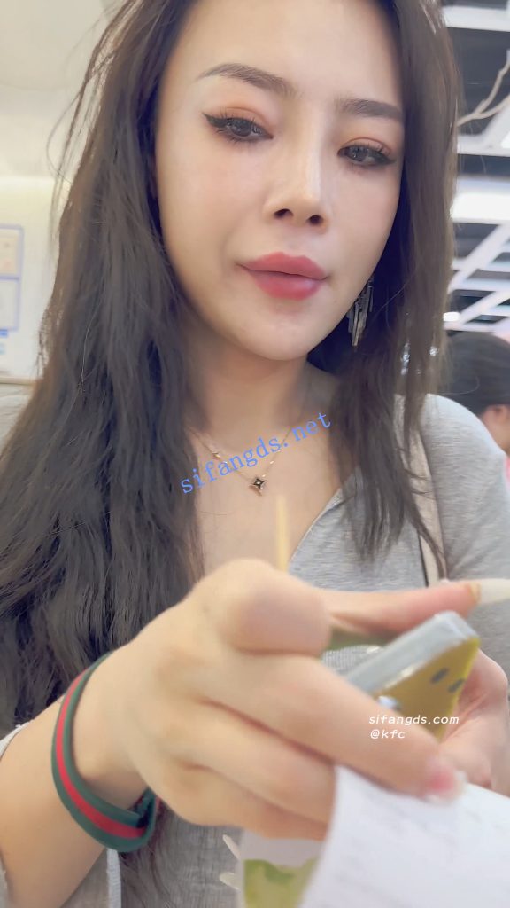 【永久专享】【KFC】包臀裙少妇逛街买奶茶·丰满身材白内前后CD盯着相机【1V】【195M】 预览图 1