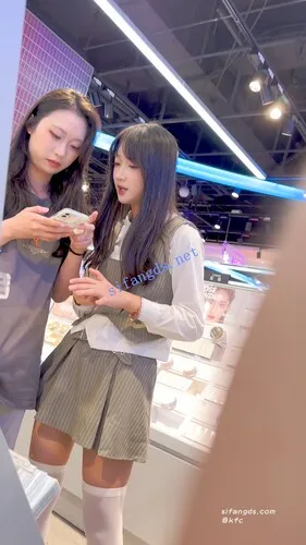 【永久专享】【KFC】过膝白色靓女和闺蜜逛街·内衬包不住短裙灰色窄内【1V】【619M】 预览图 10