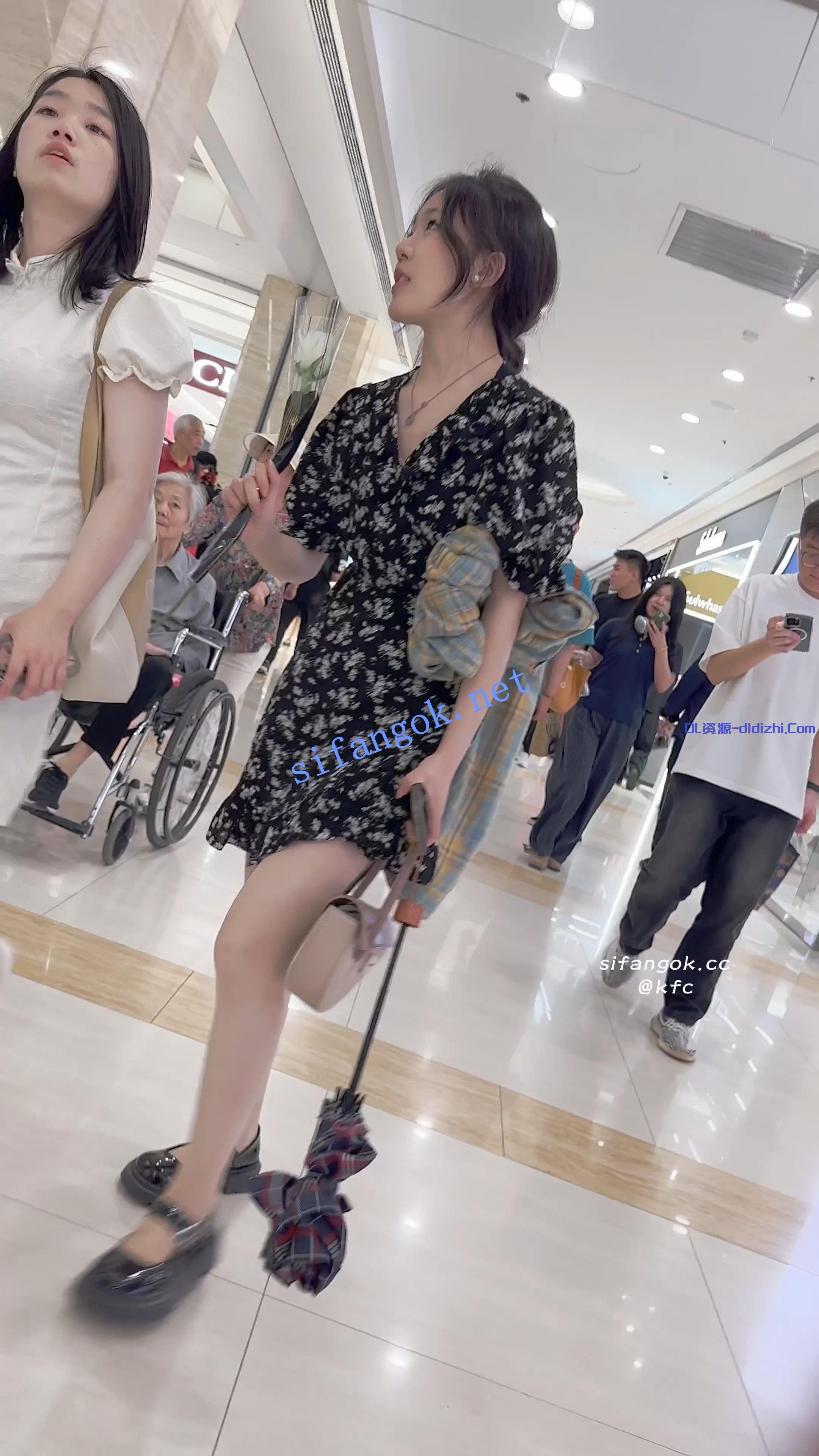 【KFC】長裙學生妹和閨蜜逛街·拿着花四處找帥哥·肉絲襪粉内 636MB 预览图 1