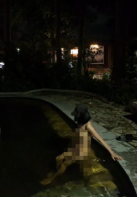 天花板露出狂人【cikaimoon】最新作品，全裸户外温泉，偶遇老头全裸泡温泉，同行啊(2V)-福利岛