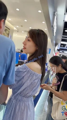 【永久专享】【KFC】长裙少妇和老公逛街买奶茶·白色碎花内内前后CD【1V】【430M】 预览图 5