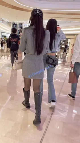 【永久专享】【KFC】骚货靓女和大叔逛街·开档黑丝袜短裙骚窄内前后CD【1V】【1.5G】 预览图 4