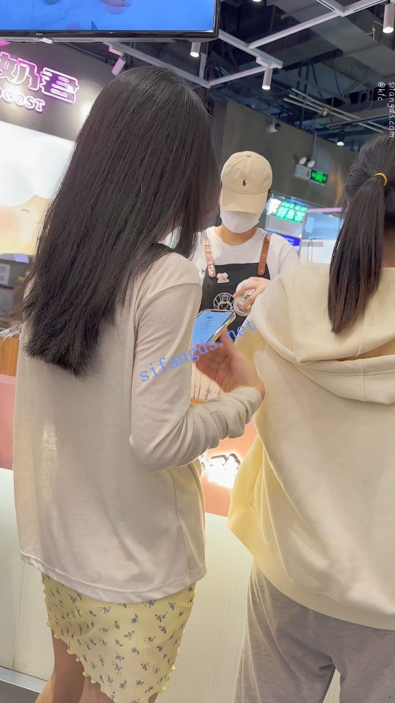 【永久专享】【KFC】学妹和同学逛街·别人学生装只有她穿了包臀裙骚窄内【1V】【318M】 预览图 7