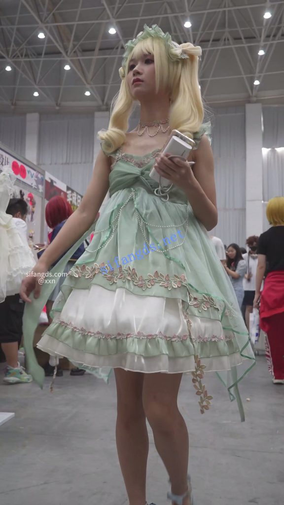 【永久专享】【xxn-326】双马尾蕾丝裙美女..穿裙撑无打底..浅黄内前后CD【1V】【604M】 预览图 4